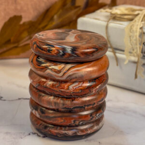 Vela artesanal no pote de resina mamomrizado