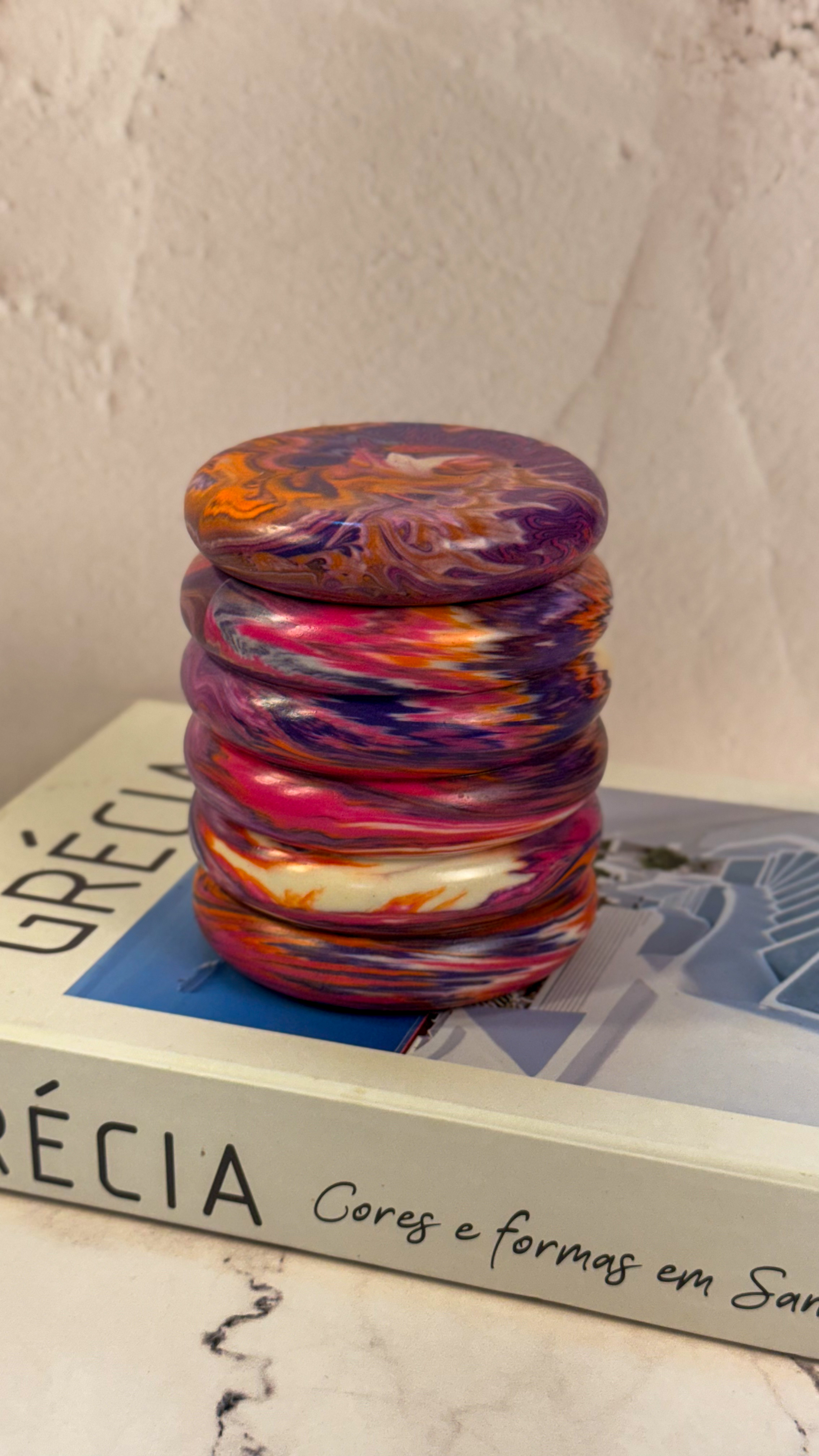 Vela artesanal no pote de resina marmorizado